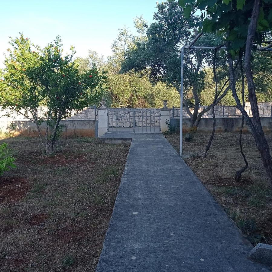 My Mediterranean Villa With Huge Garden And Own Parking Lumbarda Exterior foto